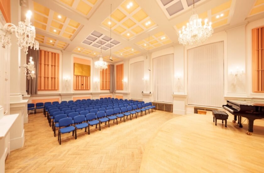 Aula hudební fakulty JAMU, která byla vybavena potřebnými akustickými prvky.