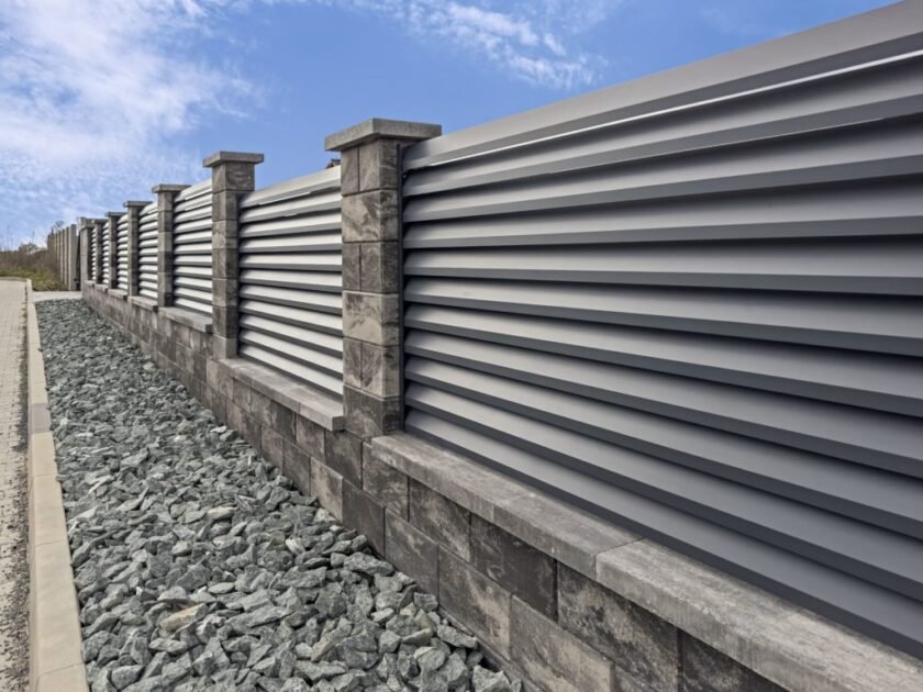 Hliníkový plot nabízí firmám dostatečnou ochranu.