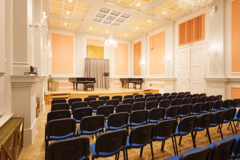 Aula hudební fakulty JAMU díky společnosti AVT Group disponuje vyhovující akustikou.