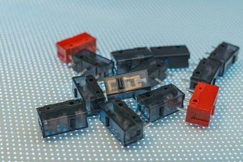 Mikrospínače převádějí mechanický pohyb na elektrický signál v celé řadě průmyslových aplikací.